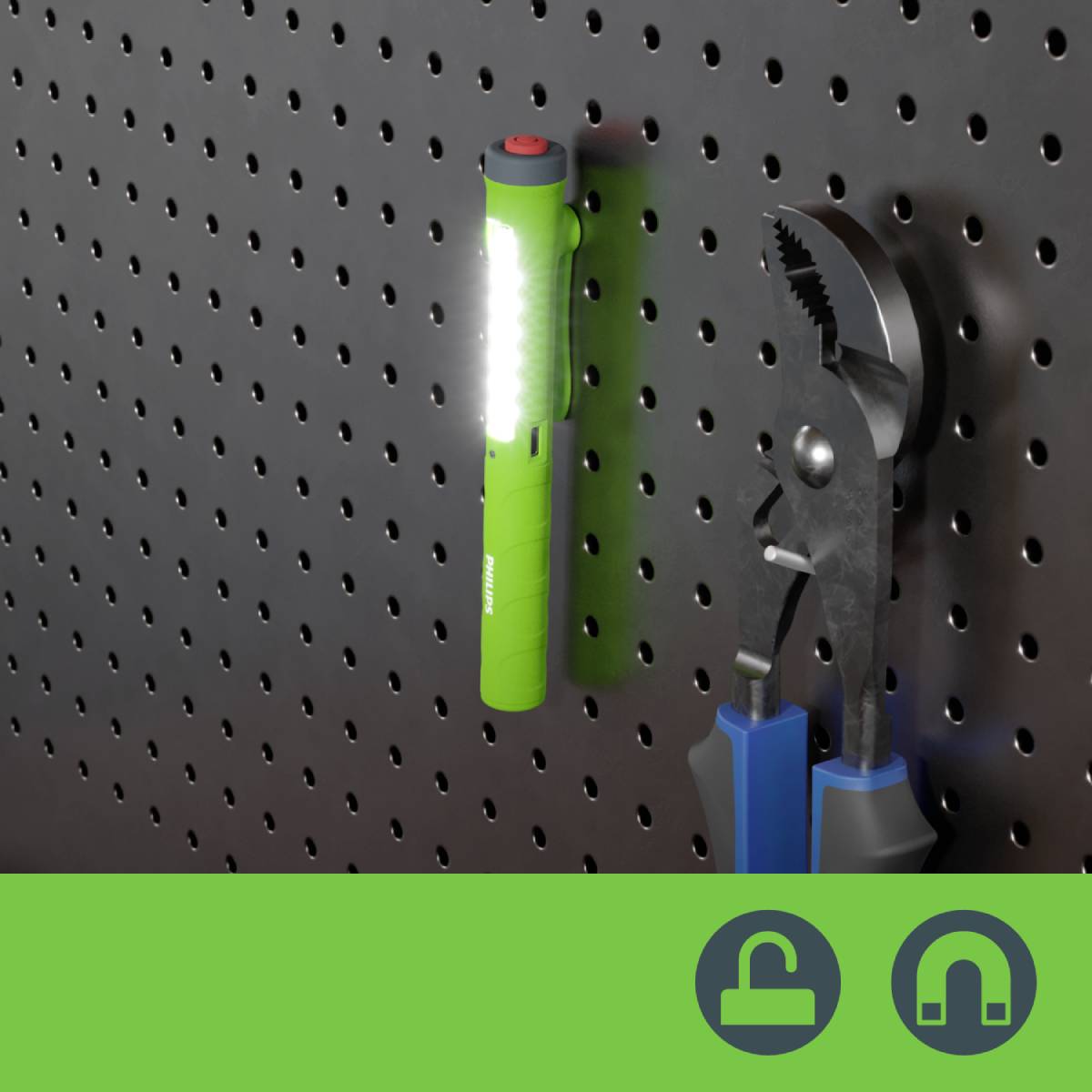 Een groene zaklamp en een tang hangen aan een gereedschapsbord. De zaklamp is ingeschakeld en schijnt.