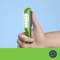 Een hand houdt een draagbare groene LED-lamp vast. In het onderste gedeelte van het beeld bevindt zich een symbool met de aanduiding '90 lm', dat de helderheid aangeeft.