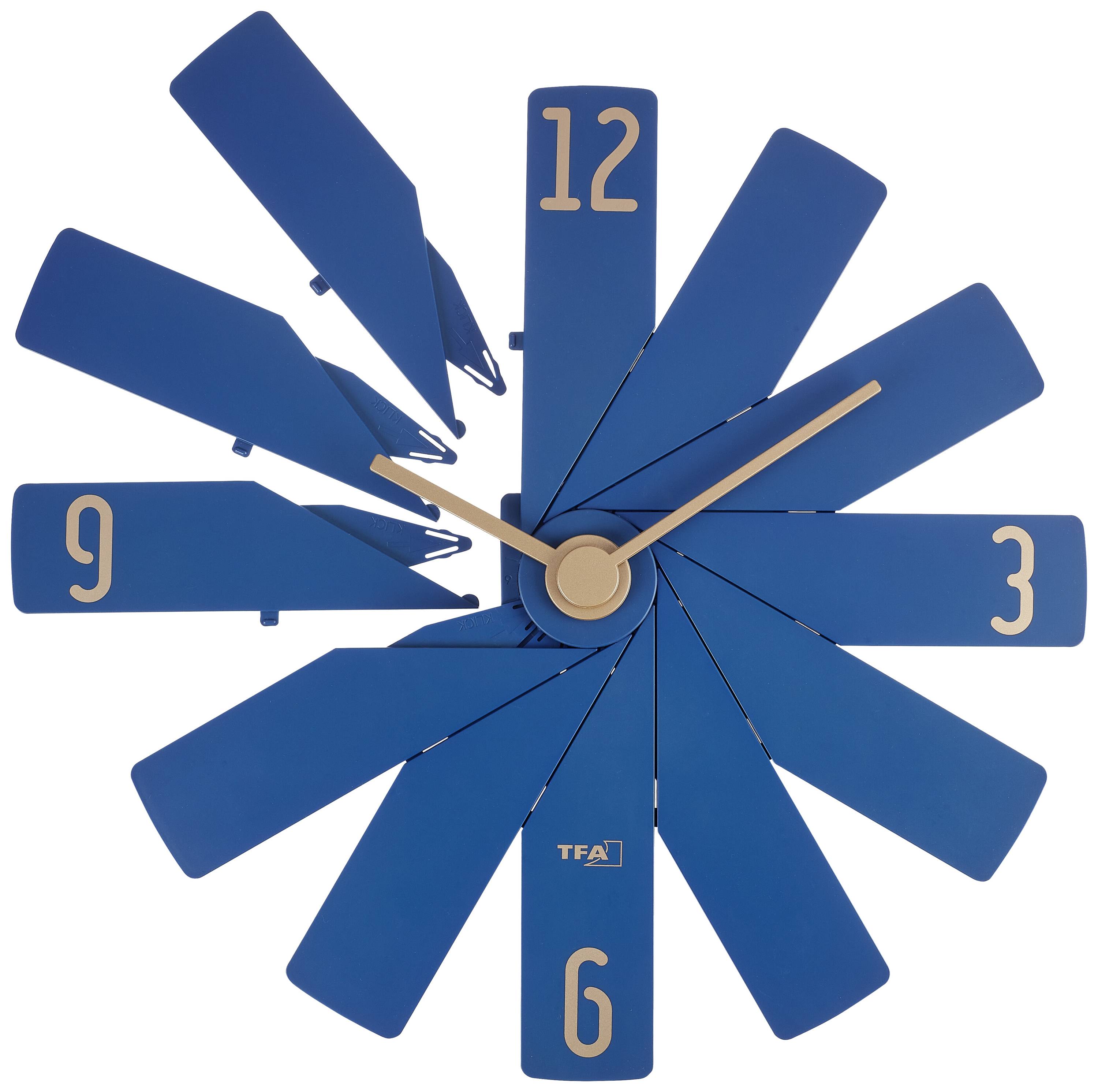 Blauwe wandklok met ongebruikelijke rechthoekige wijzers in een gebogen opstelling. Getallen 3, 6, 9, 12 in goud.