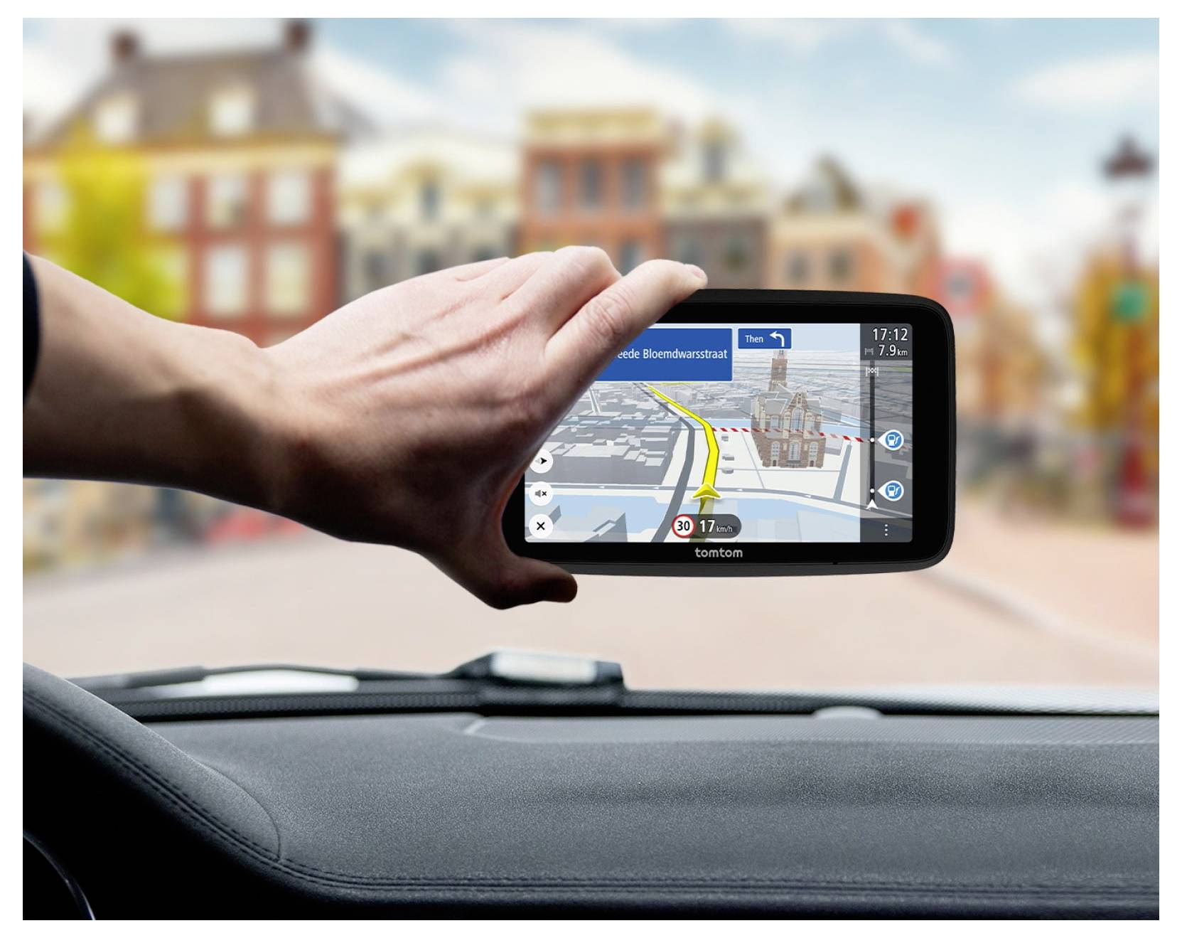 Hand die een smartphone vasthoudt met een GPS-navigatiekaart met routeaanwijzingen, bekeken vanuit het interieur van een auto.
