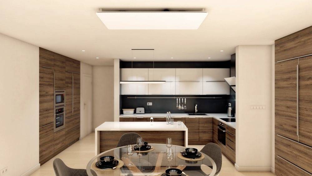 Moderne keuken met houten en witte kasten, een eettafel in het midden met stoelen. Inbouwapparatuur aan de linkerwand. Heldere verlichting.