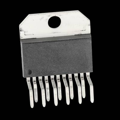 'Een zwarte elektronische chip met vele zilveren pinnen op een zwarte achtergrond.'