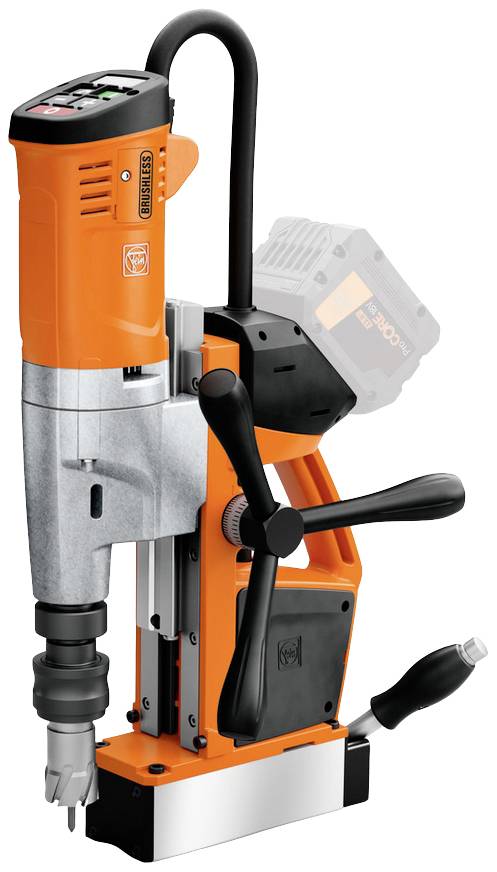 Een oranje-grijze magnetische boormachine, die wordt gebruikt voor precisie boringen op metalen oppervlakken.