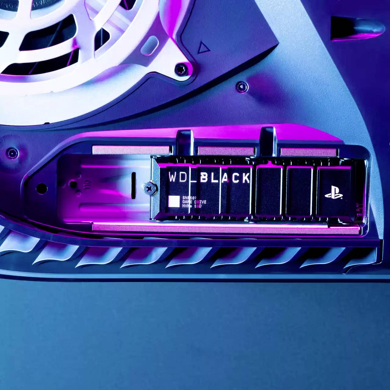 Close-up van een gameformaat-opslagmedium in een gameconsole. De opslagdrager heeft het logo van een bekende gameconsolemerknaam.