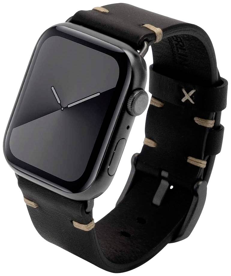 Zwarte smartwatch met een donkerbruin leren polsband en een minimalistisch wijzerblad met twee zilveren wijzers op een zwarte achtergrond.