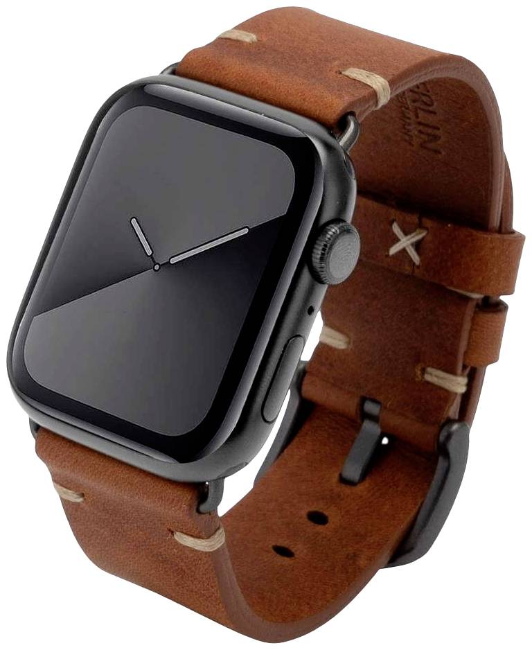 Een smartwatch met een bruin leren polsband en een zwarte behuizing. Het display toont analoge wijzers zonder verdere details.
