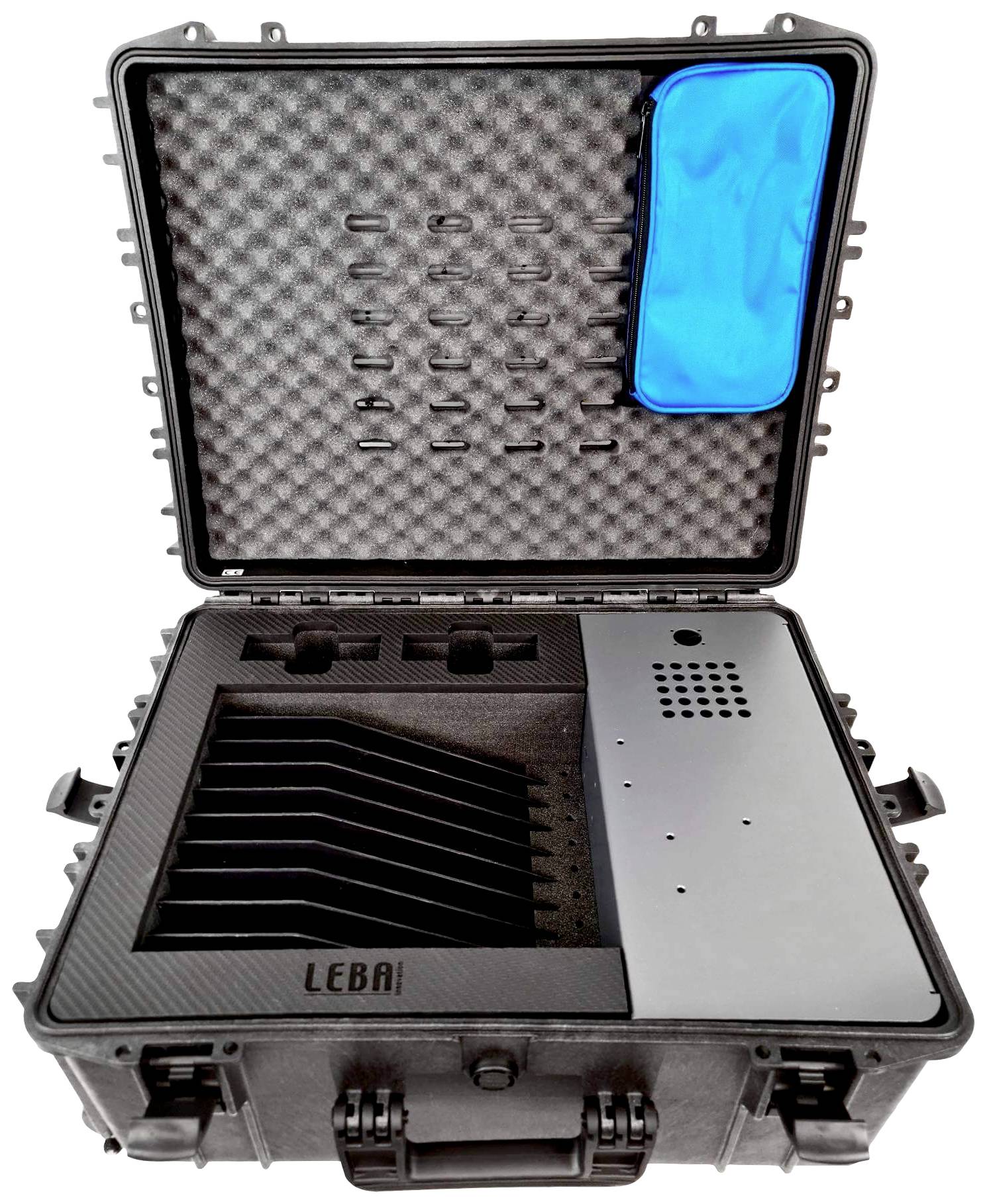 Zwarte, open hardshell koffer met meerdere compartimenten en een blauwe tas in de deksel.