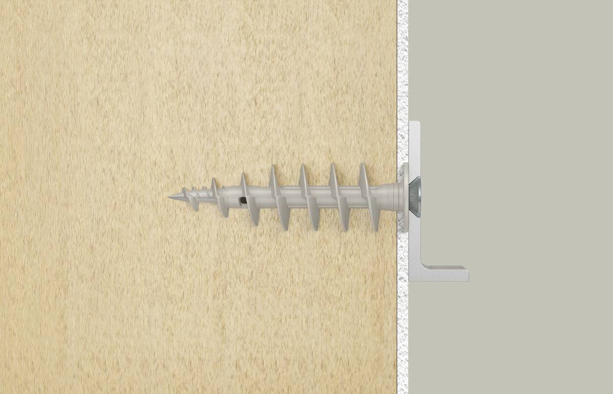 Een grijze kunststof plug met schroef is bevestigd in een houten plaat en vastgeschroefd in een aangrenzende grijze muur.