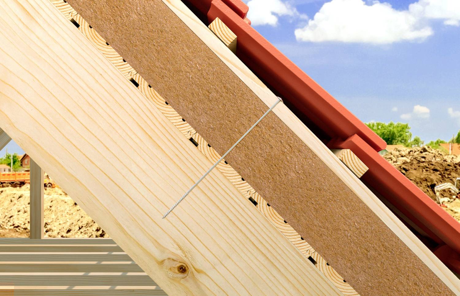 Dakconstructiedetail met houten balken, isolatiemateriaal en dakpannen op een zonnige dag. Achtergrond toont een bouwterrein.