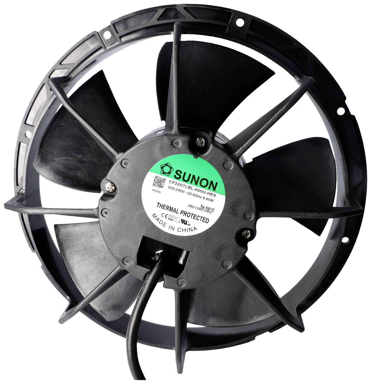 Een zwarte ventilator met meerdere schoepen. Op een centrale sticker staat de merknaam 'SUNON'.