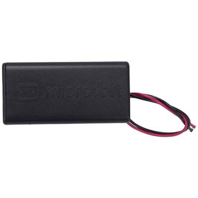 Een rechthoekige zwarte batterijbehuizing met de tekst "micro:bit" op de bovenkant. Twee draden, rood en zwart, steken eruit.