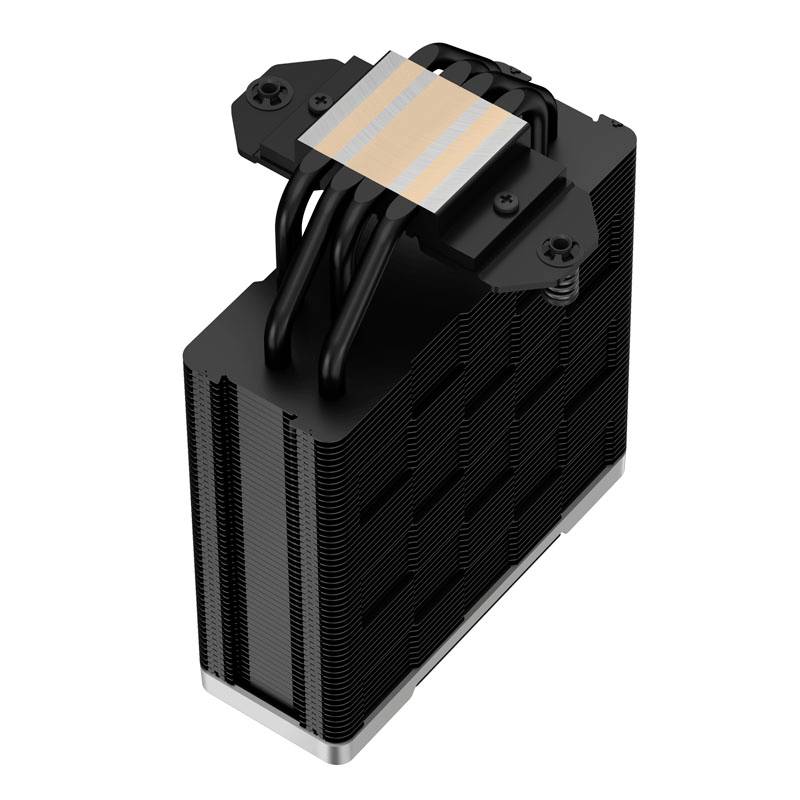 Een zwarte CPU-koeler met meerdere heatpipes en lamellen voor efficiënte warmteafvoer in een computerbehuizing.