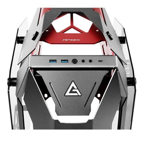 Een futuristisch, zilver-rood computerbehuizing met USB-poorten en het logo van een bedrijf op de voorkant.