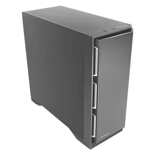 Een zwarte pc-toren staat rechtop. De behuizing heeft ventilatiesleuven aan de voorkant en aansluitingen bovenop.