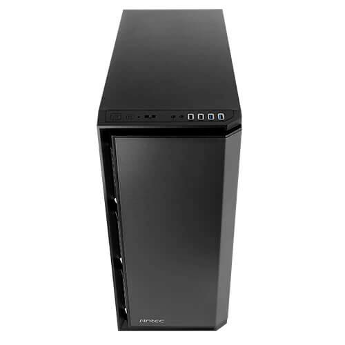 Een zwarte pc-behuizing in toren-formaat van het merk Antec, frontaal afgebeeld. Bovenaan bevinden zich meerdere aansluitingen.