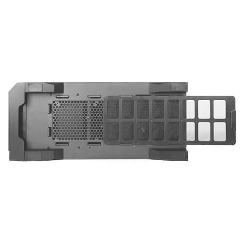 Een zwart computerbehuizingsfilter, bekeken van onderen, gedeeltelijk uitgetrokken. Hij heeft een honingraatachtig en een rasterpatroon.
