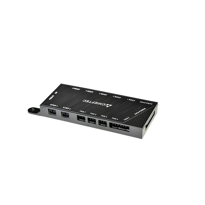 Een rechthoekige USB-hub met meerdere poorten, waaronder USB, HDMI en een SD-kaartlezer. Het apparaat is zwart met witte opschriften.