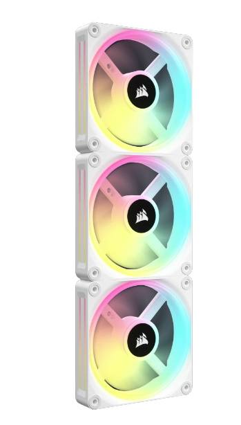 Drie op elkaar gestapelde computerventilators met kleurrijke RGB-verlichting die in verschillende kleuren oplichten.