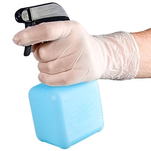 Handschoen hand die een zwart spuitmond vasthoudt die aan een blauwe kunststof schoonmaakfles is bevestigd, weergegeven op een witte achtergrond.