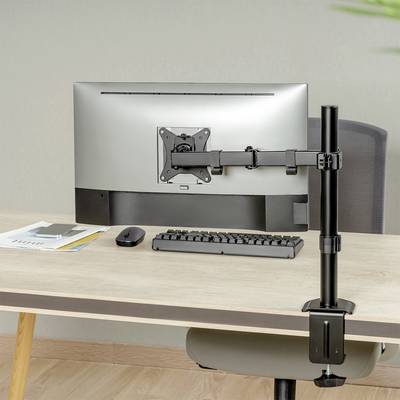 Een computerscherm is met een verstelbare houder aan een bureau bevestigd. Toetsenbord en muis liggen ervoor.