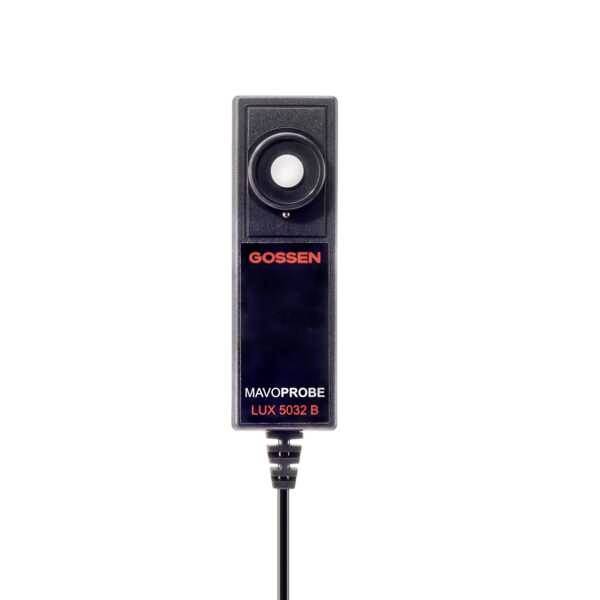 Lichtsensor met rechthoekige behuizing, merk Gossen, model Mavoprobe LUX 5032 B, heeft een rond meetvenster en een kabel onderaan.