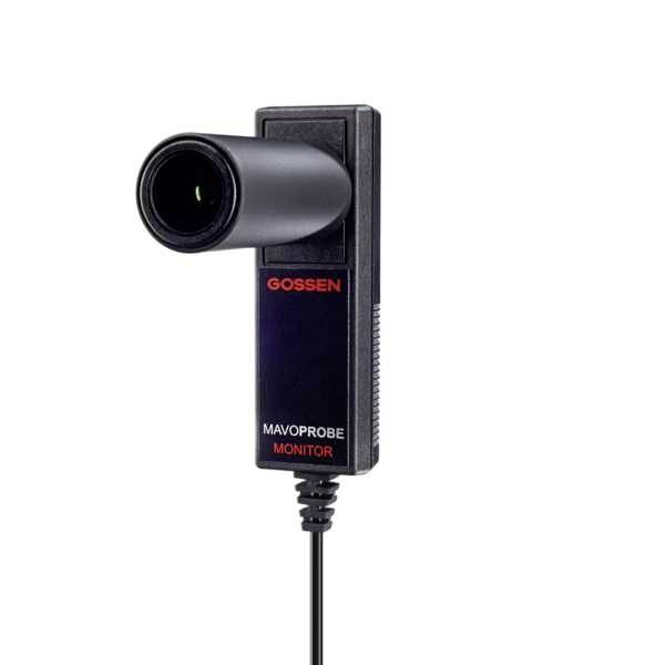 Een zwart apparaat met het opschrift 'GOSSEN MAVOPROBE MONITOR', dat eruitziet als een sensor, aangesloten met een kabel.
