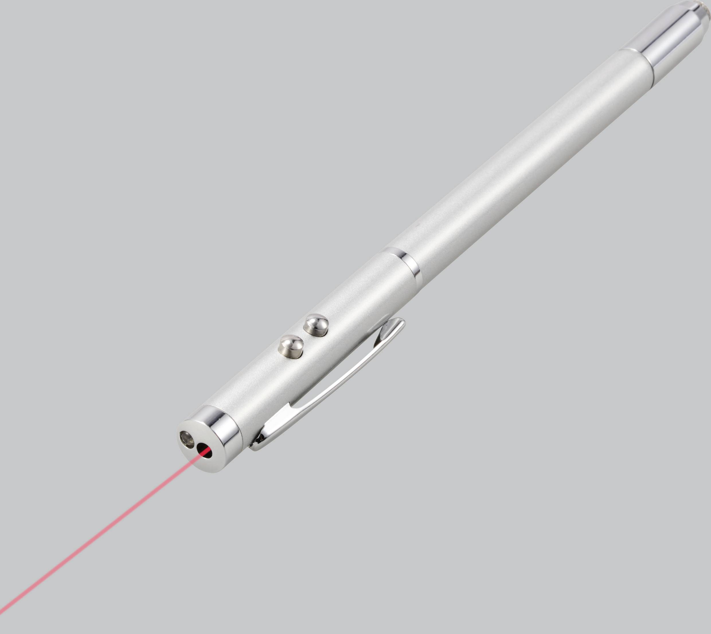 Een zilverkleurige laserpointer straalt een rode laserstraal onder een lichte hoek uit.