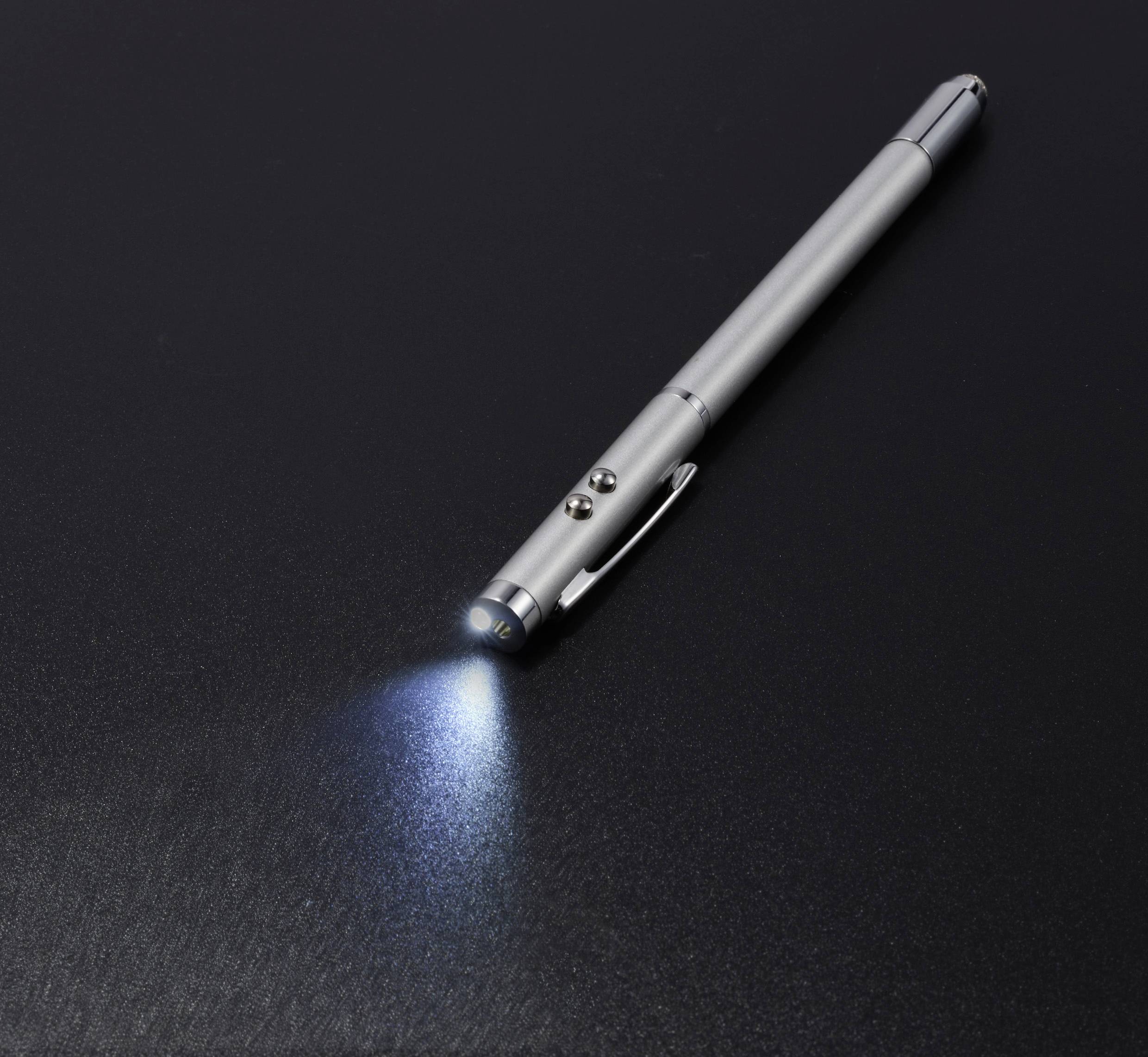 Een zilveren laserpointer straalt een blauwe lichtstraal op een donker oppervlak.