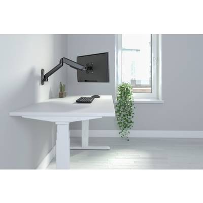 Minimalistisch bureau met een witte bureau, monitor aan een steun, toetsenbord, cactusplant in een pot en een helder raam.
