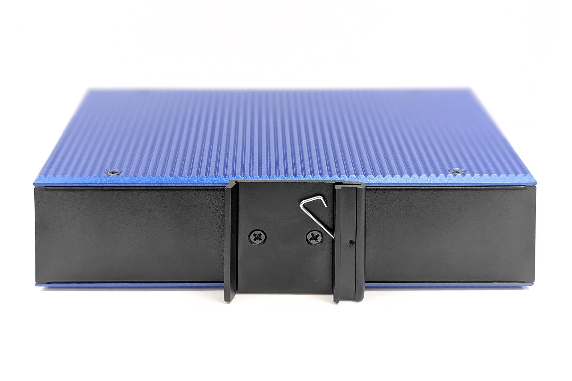 Een blauwe computergeheugenmodule met een geribbeld oppervlak. De voorkant heeft zwarte klemmen voor bevestiging.