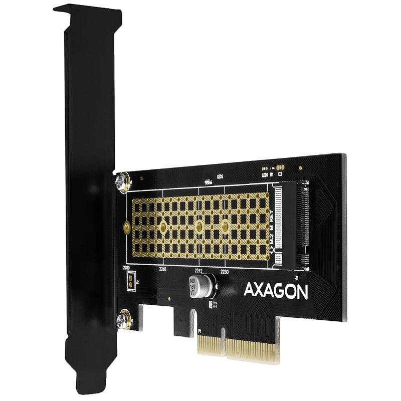 Op de afbeelding staat een Axagon PCIe-uitbreidingskaart voor NVMe-M.2-SSD's, zwart van kleur, met gouden contactpunten en een rechthoekige vorm.