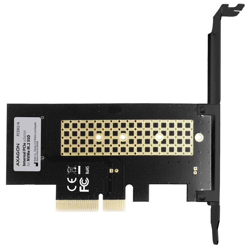 'PCI-Express-kaart met M.2 (NVMe) interfaceadapter van Axagon. Zwart met gouden details en aansluitingen.'