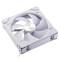 Een vierkante, witte computerventilator met zeven bladen en een zilver centrum. Het ontwerp is eenvoudig met afgeronde hoeken.