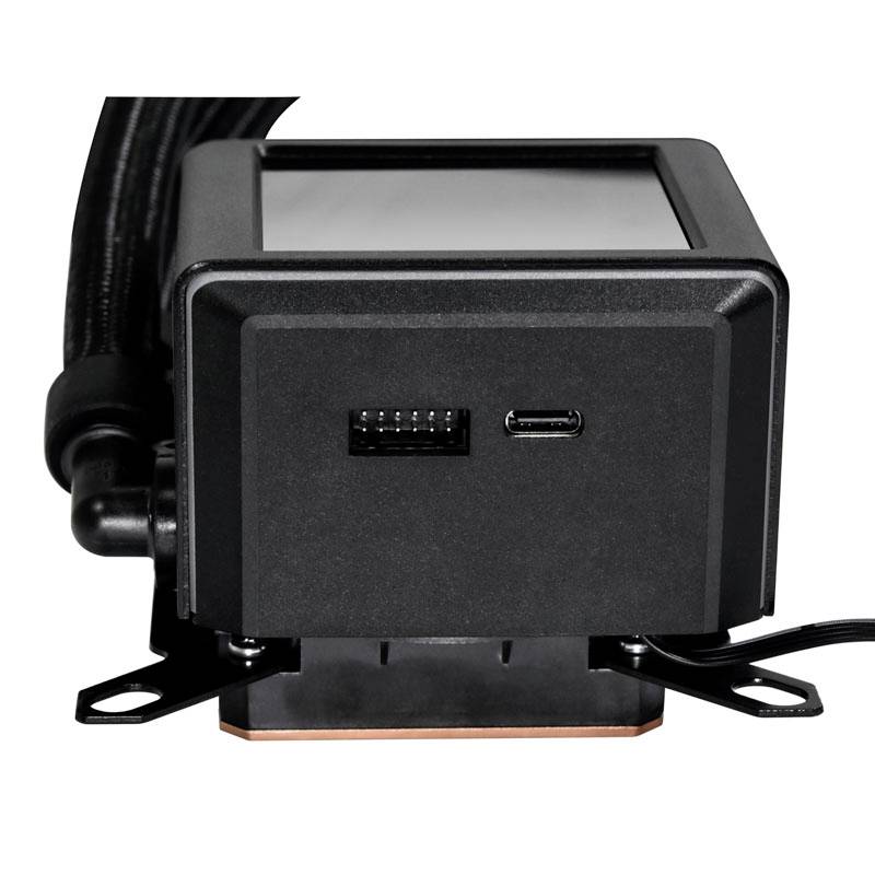 Een zwarte computerkoeler met USB- en Micro-USB-aansluitingen aan de voorkant.