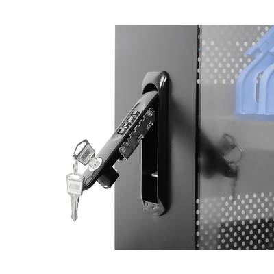 Een fietsendrager met een eraan bevestigde sleutelbos is aan een zwarte muur bevestigd; ernaast is een blauwe helm te zien.