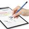 Een hand schrijft met een blauwe pen op een tablet. Het scherm toont handgeschreven aantekeningen en tekeningen.