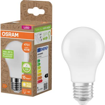 Verpakte OSRAM LED-gloeilamp naast de gloeilamp zelf weergegeven; doos benadrukt 470 lm, 4,9 W, warm wit, 15 jaar levensduur en gerecycled kunststoffen.