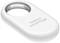 Een witte Galaxy SmartTag2, een klein, ovaal apparaat met een opening, wordt gebruikt voor het volgen van voorwerpen.