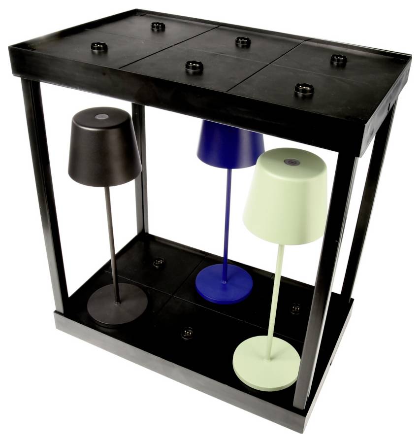 Zwarte displaystandaard met drie kleine tafellampjes in bruin, blauw en lichtgroen op een witte achtergrond.