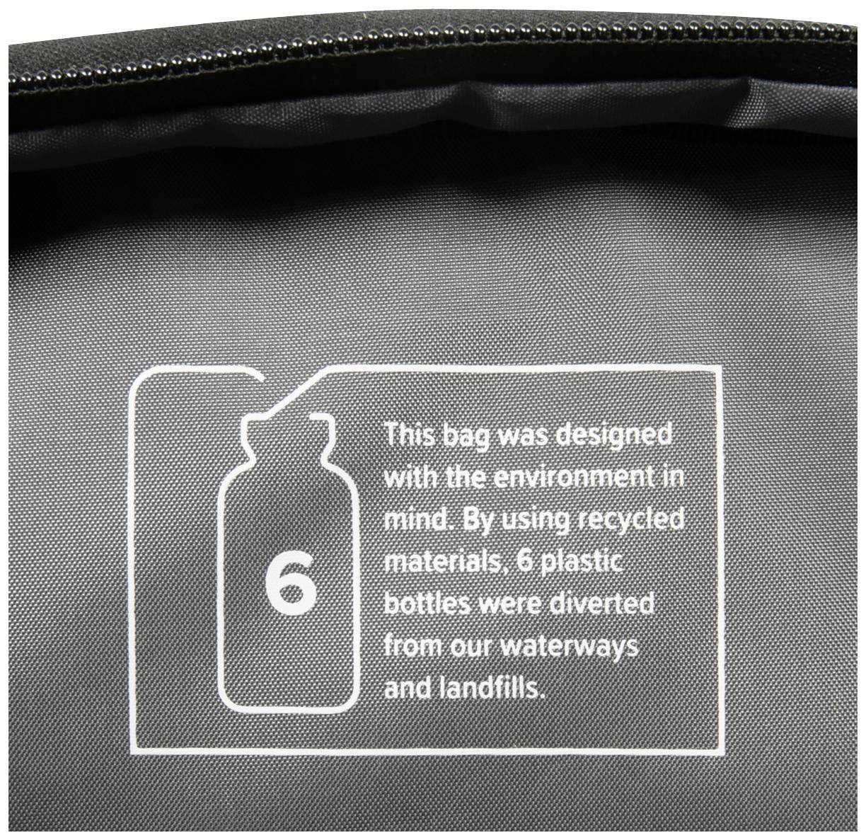 'Deze tas is ontworpen met het milieu in gedachten. Door het gebruik van gerecyclede materialen zijn 6 plastic flessen behoed voor watervervuiling en stortplaatsen.'