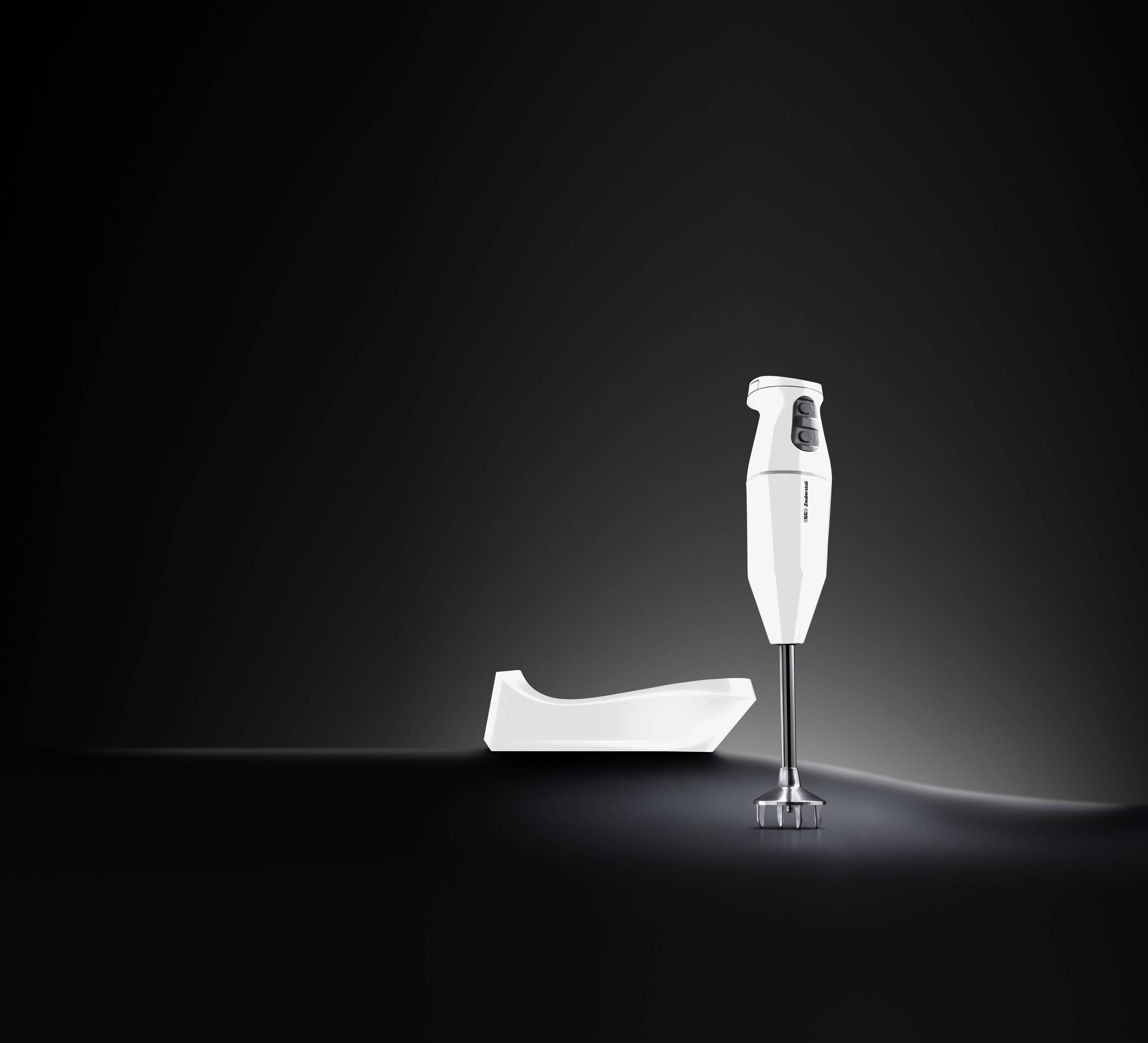 Witte staafmixer met verwisselbare opzetstukken op een zwarte achtergrond, getoond in een elegant design.