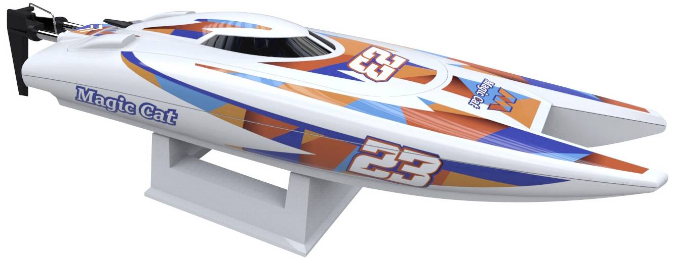 Een model van een raceboot met het opschrift 'Magic Cat' en het nummer '23', geplaatst op een standaard.