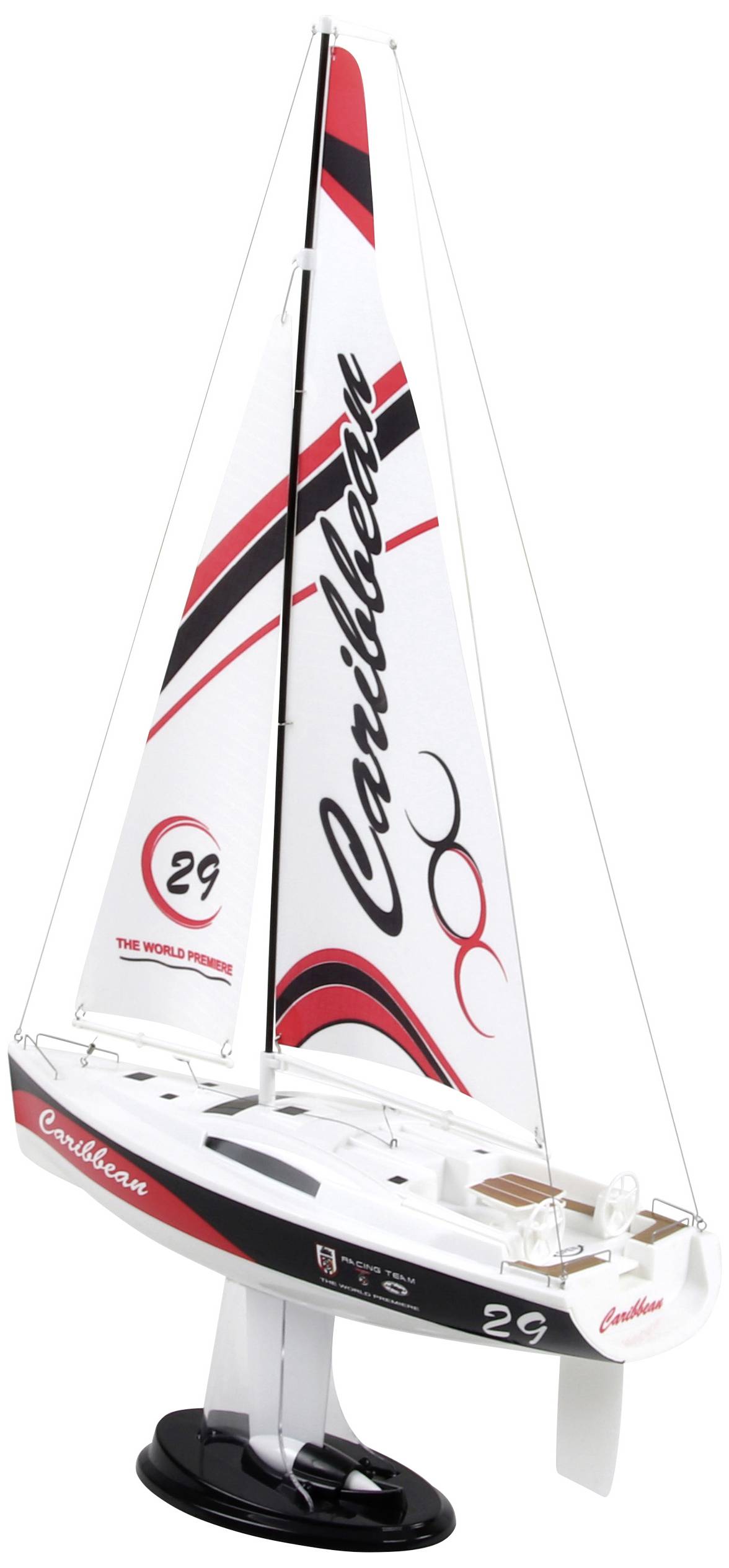 Modelzeilboot met een rood en zwart zeildoekpatroon, voorzien van de tekst 'Caribbean' en nummer 29, gepresenteerd op een witte achtergrond.
