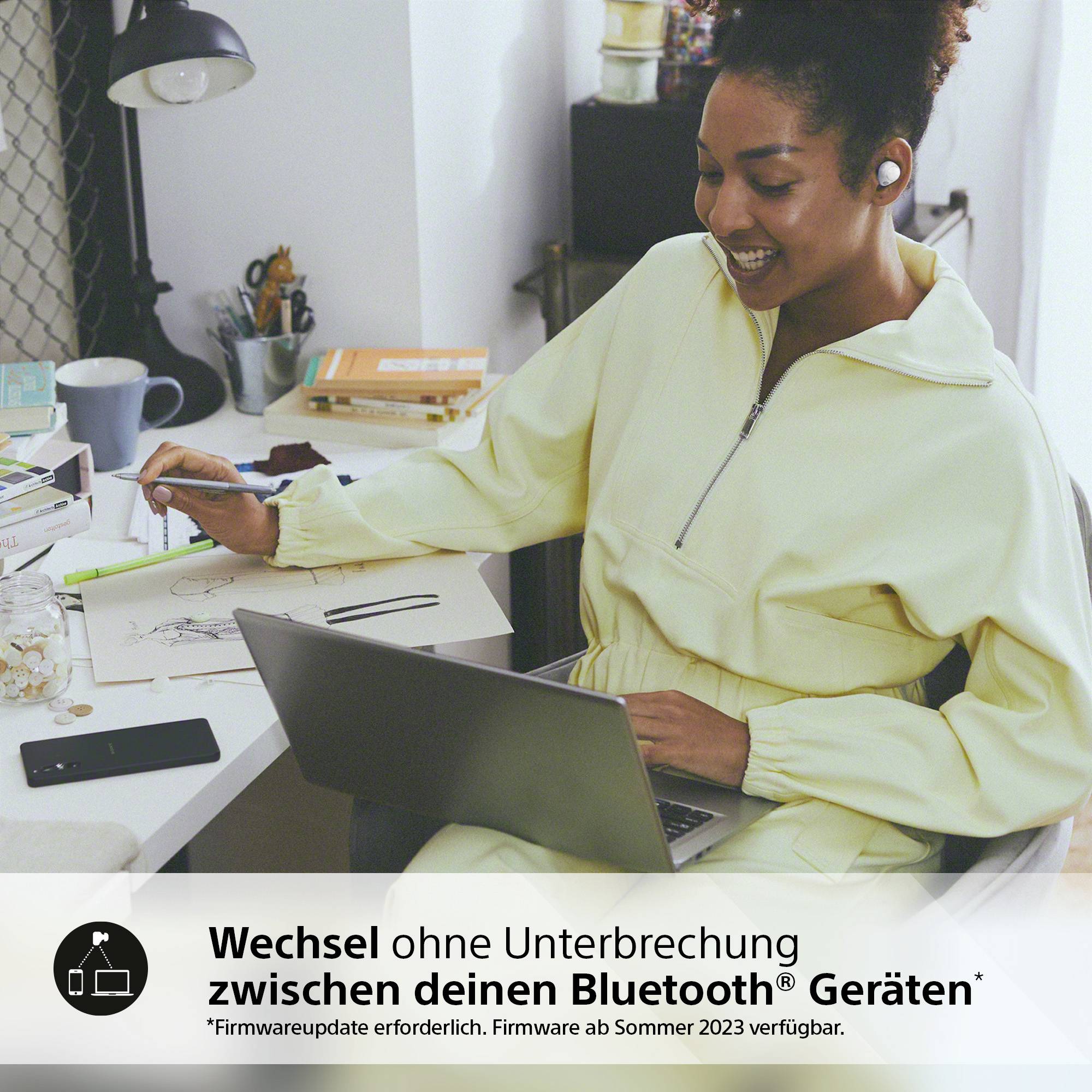 Een glimlachende persoon werkt aan een bureau met een laptop en koptelefoon. Tekst over naadloze apparaatoverdracht onderaan de afbeelding.