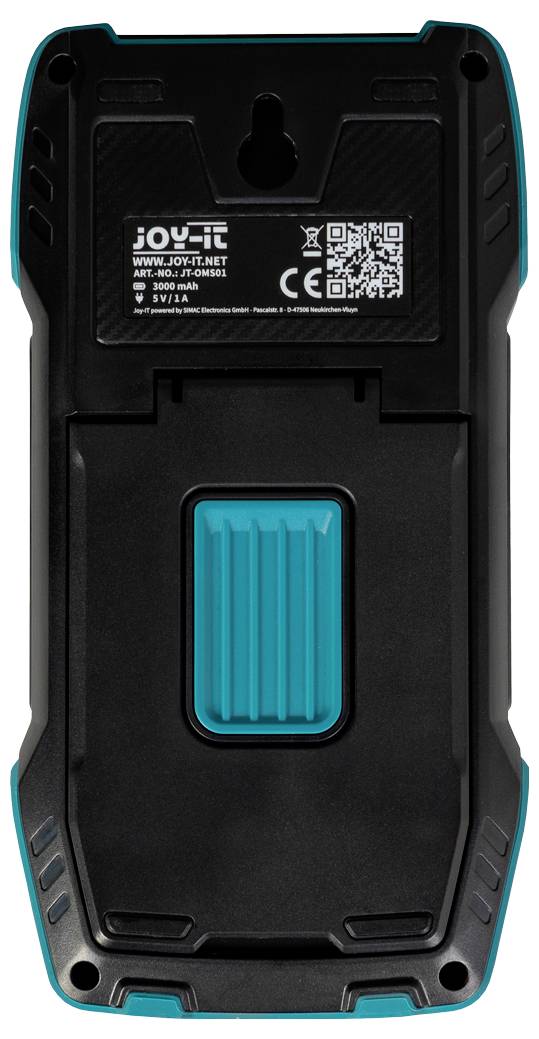De achterkant van een elektronisch apparaat met QR-code, productinformatie en een blauwe handgreep-uitsparing, omgeven door een zwarte behuizing.
