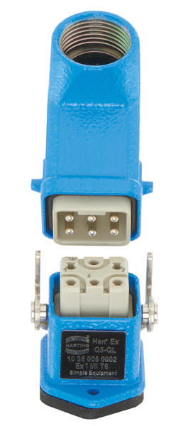Een blauwe elektrische verbindingsstekker met een contactdoos bovenaan en een stekker onderaan, beide voorzien van metalen contacten en bevestigingsschroeven.