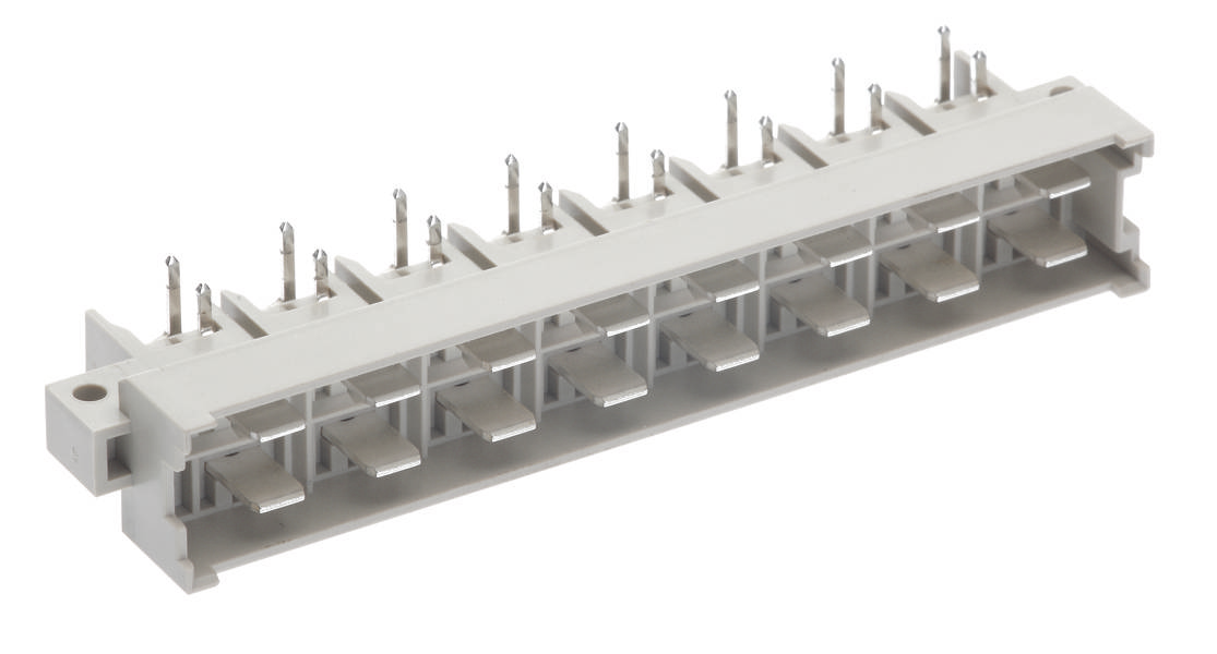 Connector met meerdere metalen pinnen in een witte kunststof behuizing, geschikt voor elektronische schakelingen.