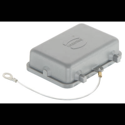 Grijs rechthoekig kunststof behuizing met metalen oog en kabel eraan bevestigd, dient als afdekking voor elektrische aansluitingen.