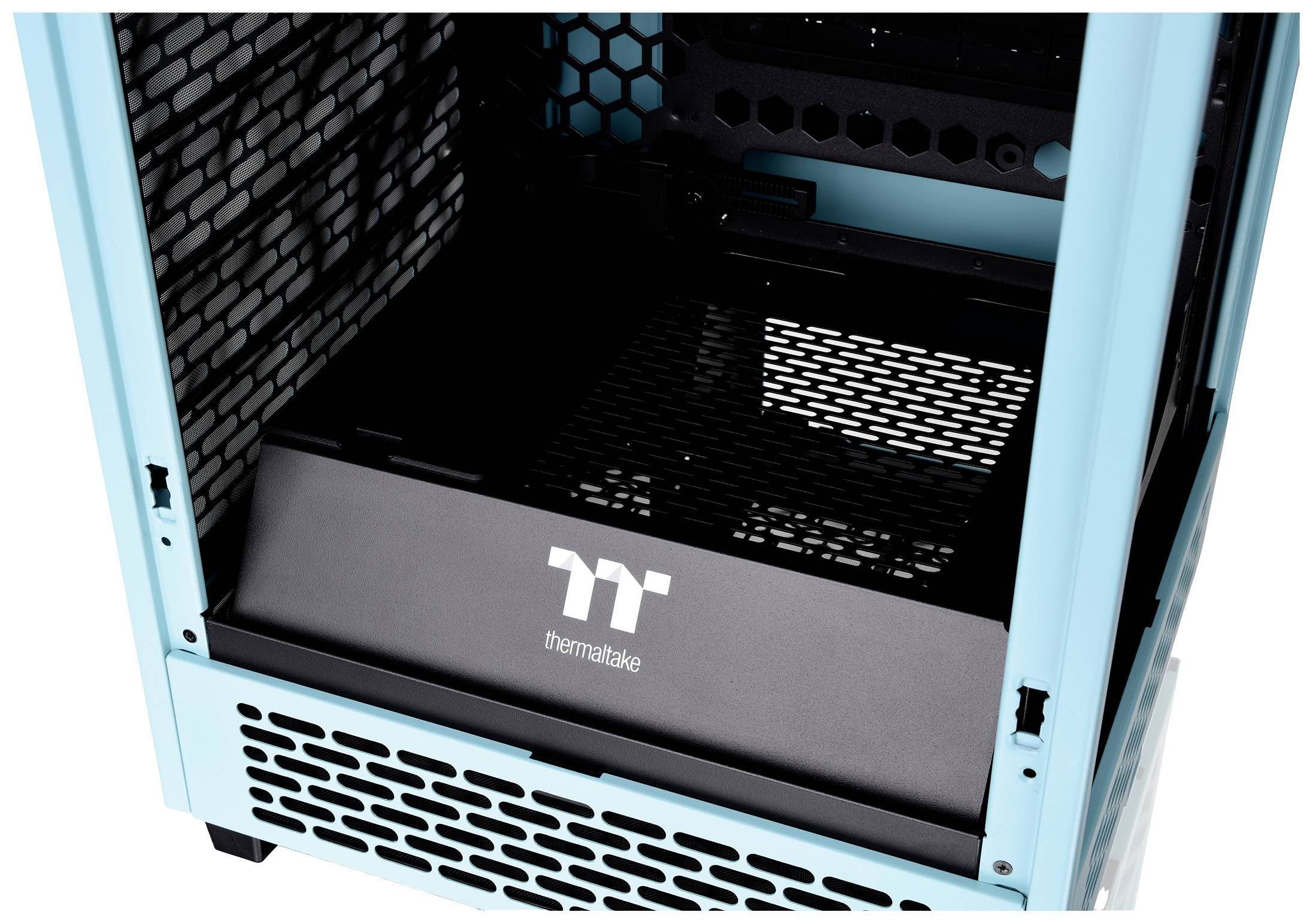 Een open computerbehuizing met een blauwe rand en zwart gaasnetwerk, toont de binnenkant voor hardware-componenten.