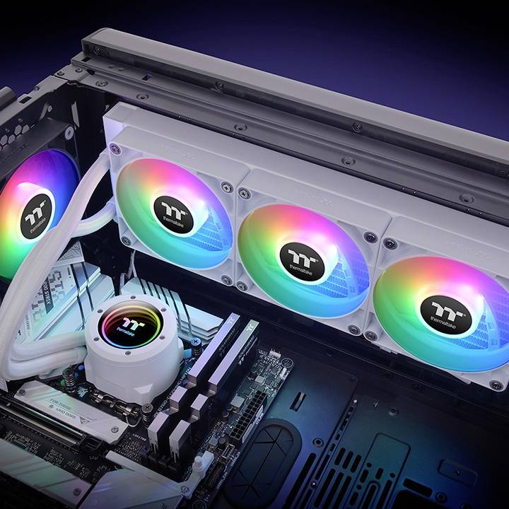 Computerbehuizing met open zijpaneel toont kleurrijke RGB-ventilators en CPU-waterkoeling op een moederbord.